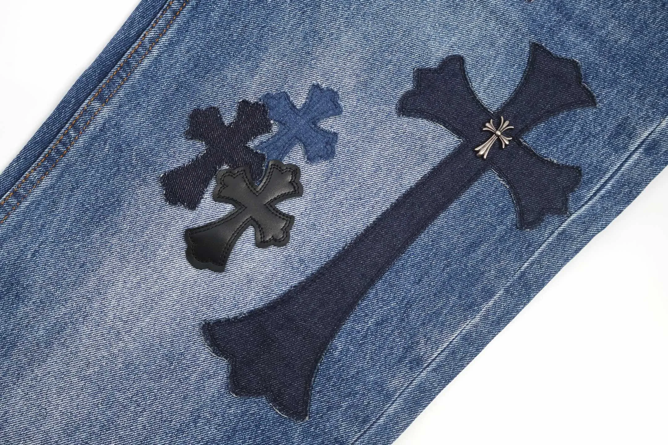🅿️800 [Exclusive supply] CH Croix Heart Cow King jeans (blue) using genuine levis502 as the base plate, purchased the original version at 5W, heavily washed, frayed and distressed, customized cowhide cross, dyed and fixed to prevent color fading. Fully right-angle fit hand embroidery thread, a total of 5 small silver nails on the whole body, 1 silver medal, 5 Cross Scout flower buttons. The silver content is 85%. It is not made of 925 silver because the silver content is too high and it will easily turn black and oxidize, which affects the appearance. The printing adopts the garment screen water slurry printing process. Size:32/34/36/38